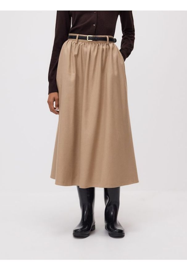 Reserved - Spódnica midi z paskiem - beżowy. Kolor: beżowy. Materiał: wiskoza, tkanina