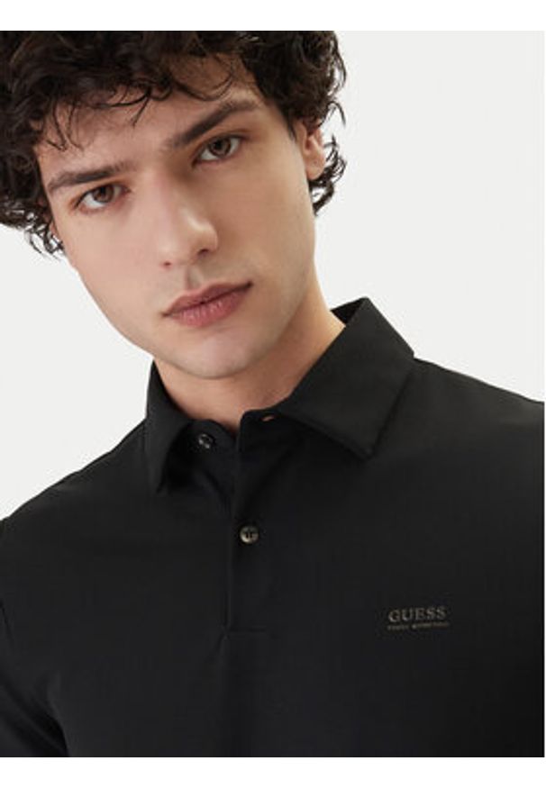 Guess Polo M6RP02 KD202 Czarny Slim Fit. Typ kołnierza: polo. Kolor: czarny. Materiał: syntetyk