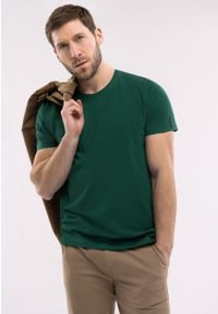 Volcano - Bawełniana koszulka T-BASIC. Kolekcja: plus size. Kolor: zielony. Materiał: bawełna. Długość rękawa: krótki rękaw. Długość: krótkie. Styl: klasyczny