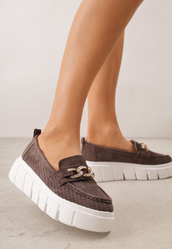 Born2be - Brązowe Skórzane Mokasyny na Grubej Podeszwie Zdobione Perforacją i Łańcuszkiem Ariuk. Okazja: do pracy, na co dzień. Kolor: brązowy. Materiał: skóra. Wzór: aplikacja. Styl: elegancki, casual