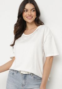Born2be - Biały Bawełniany T-shirt Ozdobiony Cyrkoniami Fadelis. Okazja: na spotkanie biznesowe, na co dzień. Kolor: biały. Materiał: bawełna. Wzór: aplikacja. Styl: casual, elegancki, biznesowy #7