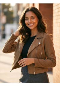 Sinsay - Kurtka ramoneska z imitacji zamszu - brązowy. Kolor: brązowy. Materiał: zamsz. Długość rękawa: długi rękaw. Długość: długie #1