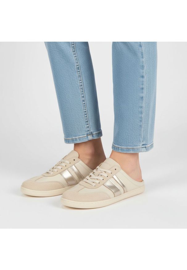 Klapki damskie barefoot Armodo, skórzana cholewka naturalna niska sportowa forma sznurowana konstrukcja z dekoracyjnymi panelami płaska elastyczna po. Okazja: na co dzień. Kolor: beżowy. Materiał: skóra. Styl: sportowy