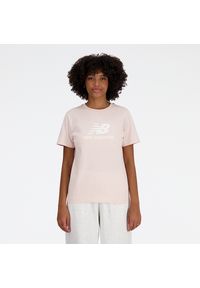 Koszulka damska New Balance WT41502OUK – różowa. Kolor: różowy. Materiał: bawełna. Wzór: napisy