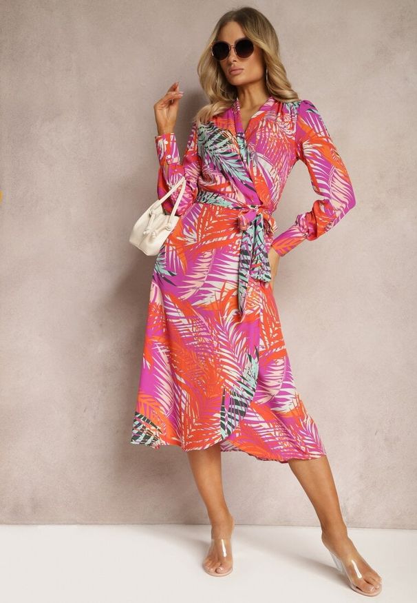 Renee - Fioletowo-Beżowa Sukienka z Kopertowym Wiązaniem i Materiałowym Paskiem Adnila. Okazja: na co dzień. Kolor: fioletowy. Materiał: materiał. Typ sukienki: kopertowe. Styl: casual, elegancki