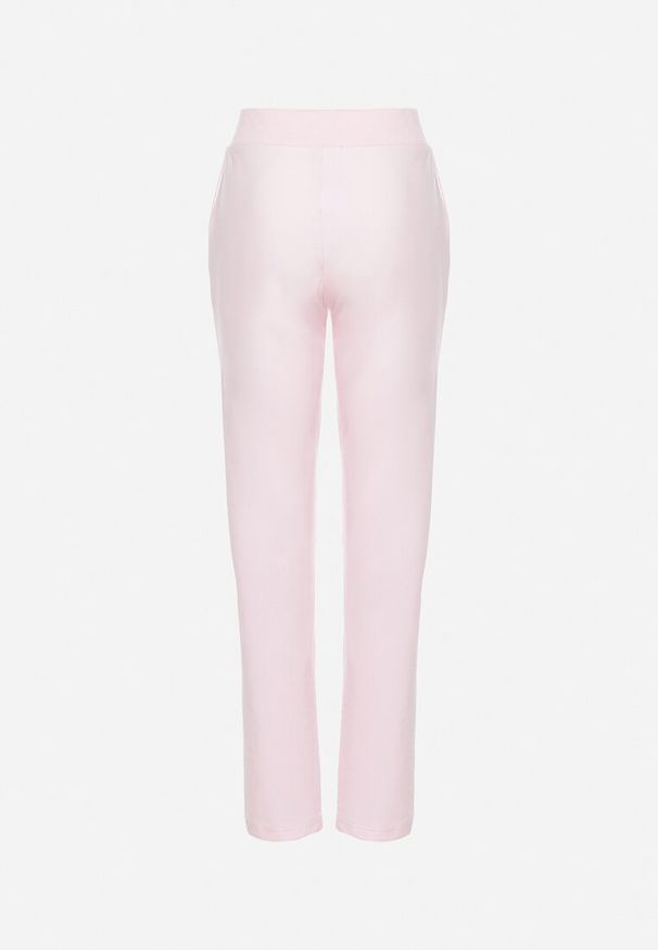 Born2be - Różowe Dzianinowe Spodnie Dresowe z Gumką Ozdobione Cyrkoniami Trasia. Stan: podwyższony. Kolor: różowy. Materiał: dzianina, dresówka. Wzór: aplikacja