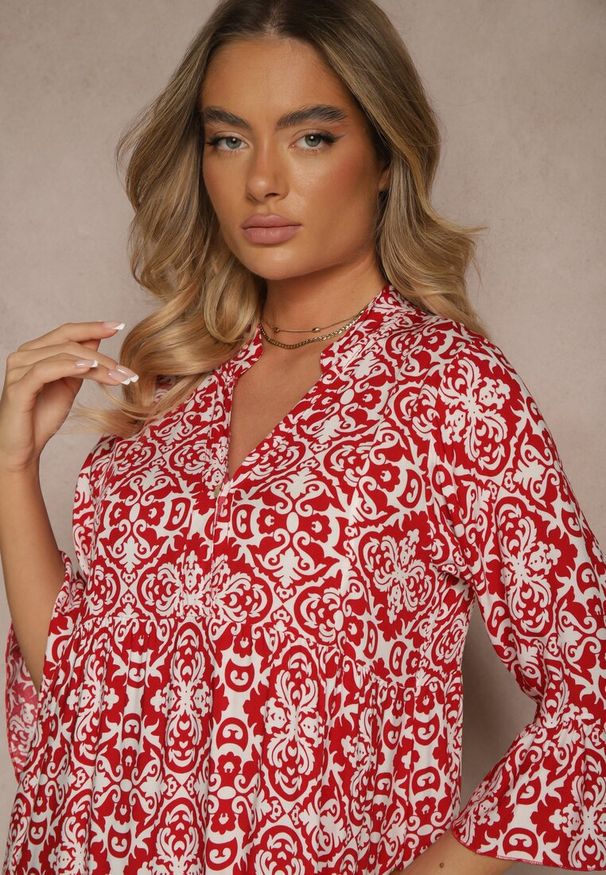 Renee - Czerwona Rozkloszowna Sukienka z Bawełny w Ornamentalny Wzór z Falbaną Lanariella. Typ kołnierza: kołnierz z falbankami. Kolor: czerwony. Materiał: bawełna. Typ sukienki: rozkloszowane