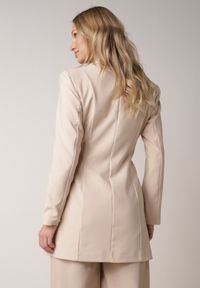 Born2be - Beżowa Kopertowa Sukienka o Kroju Marynarki z Wiązaniem w Talii Neritho. Okazja: na spotkanie biznesowe, do pracy. Kolor: beżowy. Materiał: poliester, elastan. Typ sukienki: kopertowe. Styl: biznesowy, elegancki, klasyczny #4