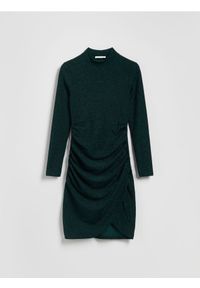 Reserved - Błyszcząca sukienka z drapowaniem - morski. Kolor: morski. Materiał: dzianina