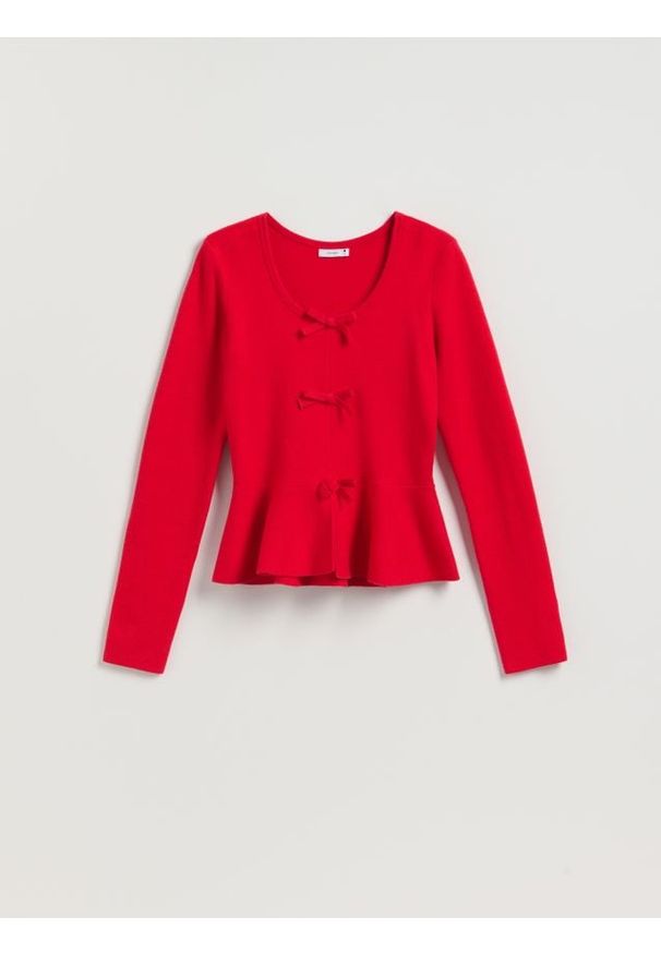 Reserved - Sweter z kokardkami - czerwony. Typ kołnierza: kokarda. Kolor: czerwony. Materiał: wiskoza, dzianina