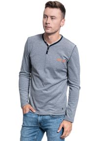 Mustang - MĘSKI LONGSLEEVE MUSTANG ADRIAN V HENLEY 1008969 5323. Typ kołnierza: typu henley. Długość rękawa: długi rękaw #1