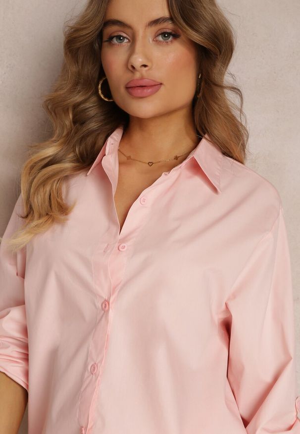Renee - Jasnoróżowa Gładka Koszula z Kołnierzem i Długimi Rękawami Mileena. Okazja: na co dzień. Kolekcja: plus size. Kolor: różowy. Materiał: bawełna, materiał, jeans. Długość rękawa: długi rękaw. Długość: długie. Wzór: gładki. Styl: elegancki, casual