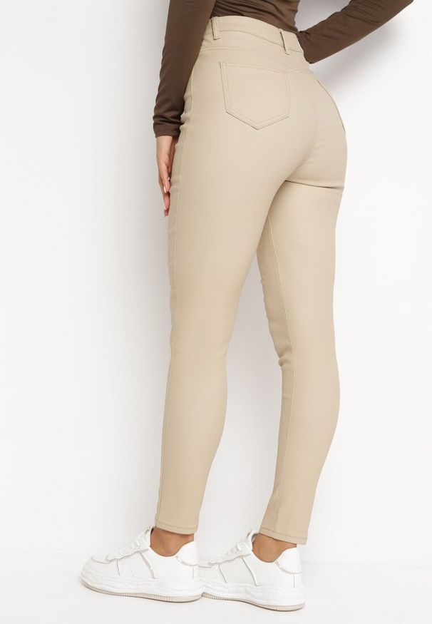 Born2be - Beżowe Modelujące Spodnie Skinny z Kieszeniami Envoi. Okazja: na co dzień. Kolor: beżowy. Materiał: skóra. Styl: casual, elegancki