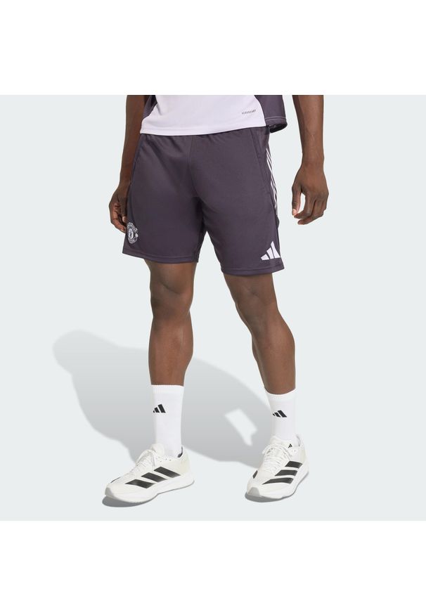 Adidas - Szorty treningowe Manchester United Tiro 25 Competition. Kolor: fioletowy, wielokolorowy, czarny. Sport: piłka nożna