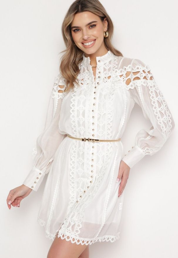 Born2be - Biała Koronkowa Sukienka Mini z Paskiem i Guzikami Nyloni. Okazja: na co dzień, na randkę. Kolor: biały. Materiał: koronka. Długość rękawa: na ramiączkach. Typ sukienki: proste. Styl: casual, elegancki. Długość: mini
