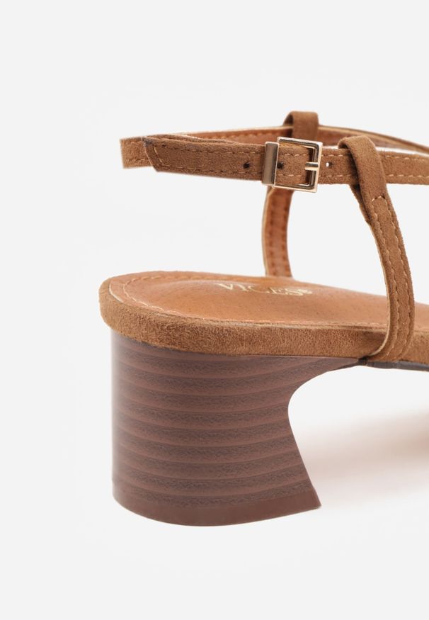 Renee - Jasnobrązowe Czółenka Slingback VICES z Imitacji Zamszu na Klockowym Obcasie Adophaia. Zapięcie: pasek. Kolor: brązowy. Materiał: zamsz. Obcas: na obcasie. Styl: boho, elegancki. Wysokość obcasa: średni