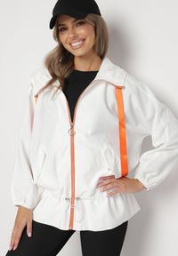 Born2be - Biała Kurtka Jednorzędowa z Bawełną Kapturem i Wstążką Zakończona Ściągaczem Martinis. Okazja: na co dzień. Kolor: biały. Materiał: bawełna. Wzór: aplikacja. Styl: casual, elegancki, klasyczny #1