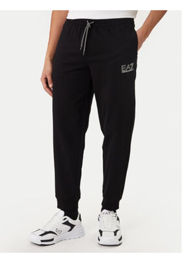 EA7 Emporio Armani Dres 7M001317 AF13512 UC001 Czarny Regular Fit. Kolor: czarny. Materiał: bawełna