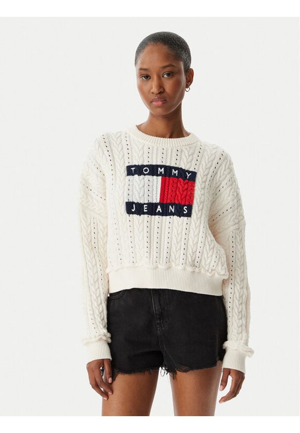 Tommy Jeans Sweter Intarsia Flag Badge DW0DW22317 Kremowy Regular Fit. Kolor: kremowy. Materiał: bawełna