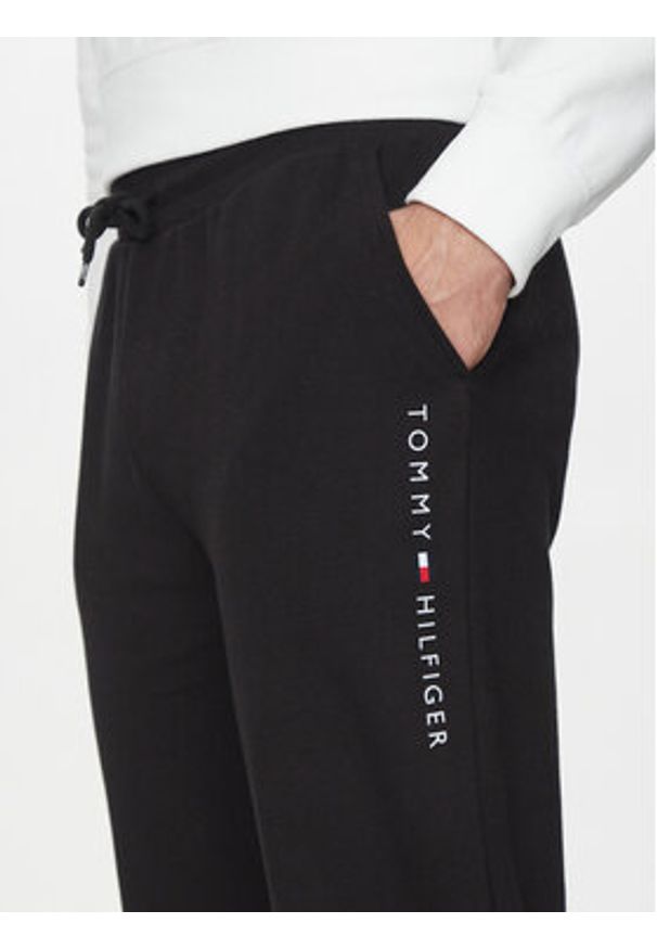 TOMMY HILFIGER - Tommy Hilfiger Spodnie dresowe UM0UM03348 Czarny Regular Fit. Kolor: czarny. Materiał: bawełna