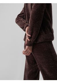 outhorn - Spodnie z dzianiny szenilowej damskie Outhorn - brązowe. Stan: podwyższony. Kolor: brązowy. Materiał: dzianina