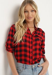 Born2be - Czarno-Czerwona Koszula z Wiskozy w Kratkę z Podpinanymi Rękawami Utta. Okazja: na co dzień. Kolor: czarny. Materiał: wiskoza. Wzór: kratka. Styl: casual