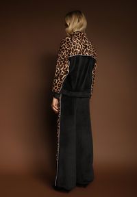 Renee - Czarny Welurowy Komplet Dresowy Spodnie i Bluza z Panterkowym Printem Koratess. Kolor: czarny. Materiał: welur, dresówka. Wzór: nadruk. Sport: turystyka piesza