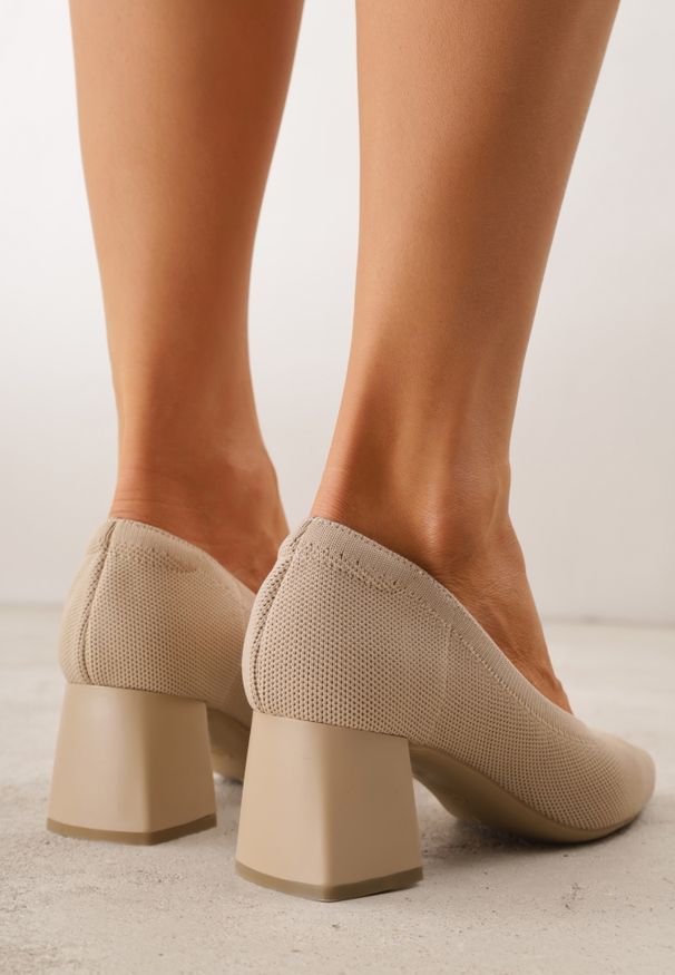 Renee - Ciemnobeżowe Czółenka VICES z Dzianiny na Geometrycznym Słupku z Wkładką Soft-Step Daphilane. Kolor: beżowy. Materiał: dzianina. Wzór: geometria. Obcas: na słupku