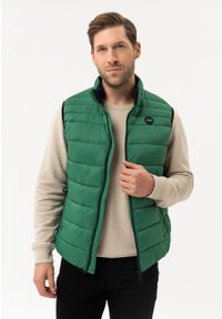 Volcano - Zielony bezrękawnik V-FINO. Okazja: na co dzień. Typ kołnierza: kołnierzyk stójkowy. Kolor: zielony. Materiał: poliester, materiał, włókno, syntetyk, polar. Długość rękawa: bez rękawów. Styl: klasyczny, casual #1