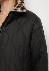 Born2be - Czarna Pikowana Kurtka Dwustronna ze Stójką i Ściągaczem z Futerkiem w Panterkę Cesila. Okazja: na co dzień. Typ kołnierza: kołnierzyk stójkowy. Kolor: czarny. Materiał: futro. Długość rękawa: długi rękaw. Długość: długie. Wzór: motyw zwierzęcy. Styl: klasyczny, casual #3