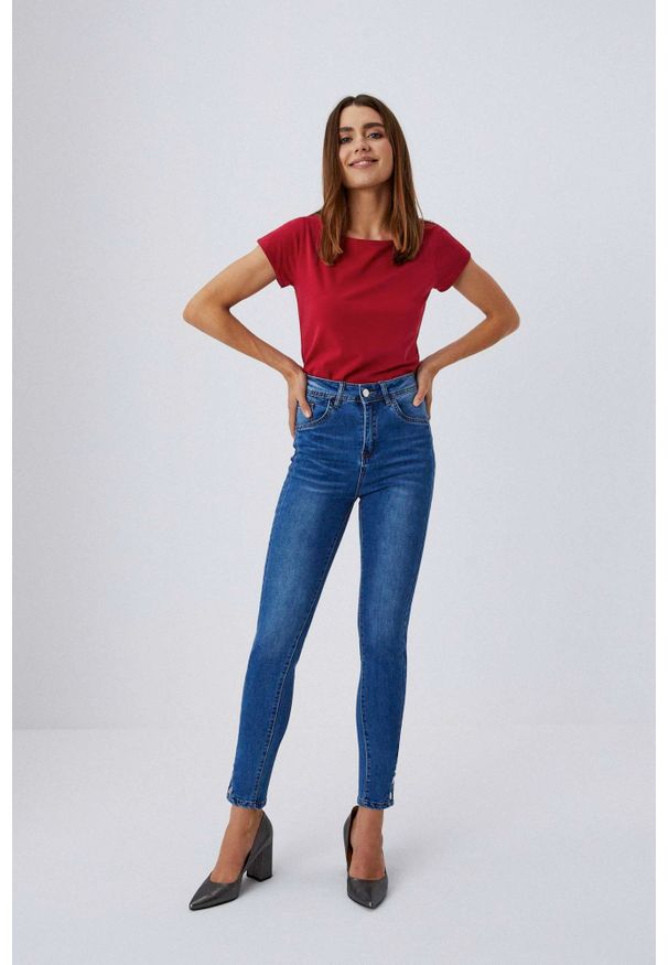 MOODO - Jeansy medium waist. Kolor: niebieski. Długość: długie. Wzór: gładki