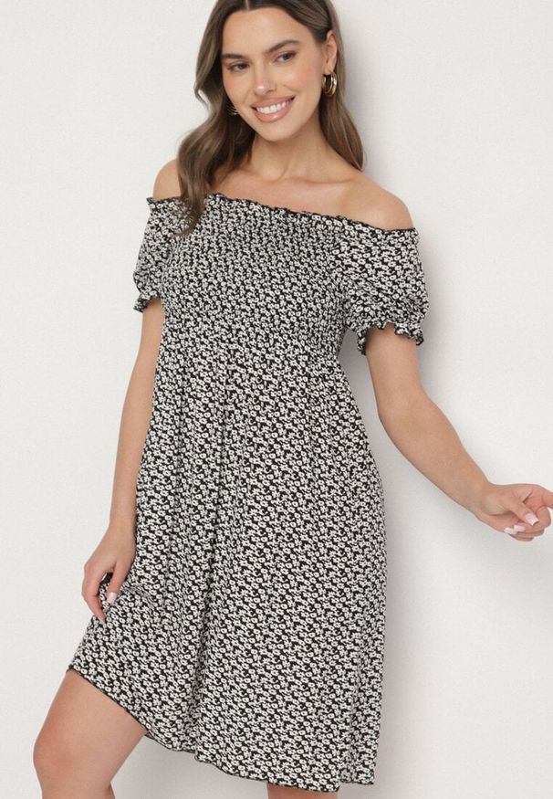 Born2be - Czarna Wiskozowa Sukienka Typu Hiszpanka w Kwiaty Lunirella. Okazja: na co dzień. Typ kołnierza: dekolt hiszpanka. Kolor: czarny. Materiał: wiskoza. Długość rękawa: krótki rękaw. Wzór: kwiaty. Sezon: lato. Styl: elegancki, casual