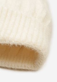 Renee - Jasnobeżowa Prążkowana Czapka Ozdobiona Pomponem Vamilora. Kolor: beżowy. Materiał: prążkowany. Wzór: aplikacja. Sezon: jesień. Styl: casual, elegancki #2