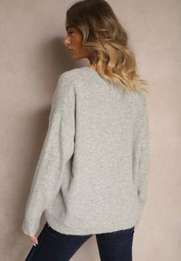 Renee - Szary Sweter z Wełną i Dekoltem w Serek Ziviola. Okazja: na co dzień, do pracy. Typ kołnierza: dekolt w serek. Kolor: szary. Materiał: wełna. Długość rękawa: długi rękaw. Długość: długie. Styl: casual