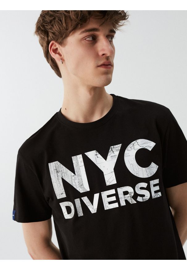 Diverse - T-shirt męski z nadrukiem NY CITY 04 S1829 -. Kolor: czarny. Materiał: bawełna. Wzór: nadruk
