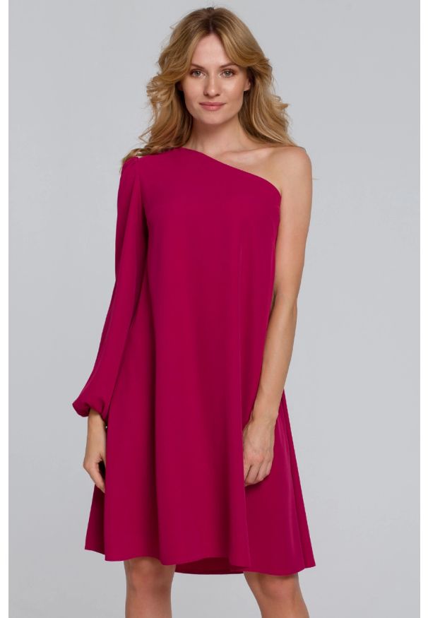 Sukienki.shop - Asymetryczna sukienka na jedno ramię trapezowa fioletowa. Okazja: na ślub cywilny, na wesele, na imprezę. Kolor: fioletowy. Typ sukienki: trapezowe, asymetryczne. Styl: wizytowy