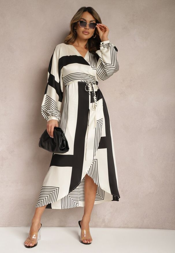 Renee - Czarna Kopertowa Sukienka Kimono Wiązana w Talii Ozdobiona Geometrycznym Wzorem Erostta. Kolor: czarny. Wzór: aplikacja, geometria. Typ sukienki: kopertowe