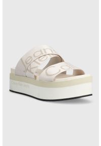 Calvin Klein Jeans klapki FLATFORM SANDAL WEBBING damskie kolor beżowy na platformie YW0YW00966. Kolor: beżowy. Materiał: materiał, włókno, guma. Wzór: nadruk. Obcas: na platformie #3