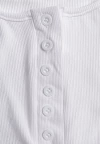 Born2be - Biały Prążkowany Top na Szerokich Ramiączkach z Bawełny Zdobiony Guzikami Bernella. Okazja: na spacer. Kolor: biały. Materiał: prążkowany, bawełna. Długość rękawa: na ramiączkach. Wzór: aplikacja. Sezon: zima, lato. Styl: elegancki #8