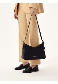 Kazar - Czarna skórzana torebka na szerokim pasku. Kolor: czarny. Materiał: skórzane. Styl: klasyczny. Rodzaj torebki: na ramię #2