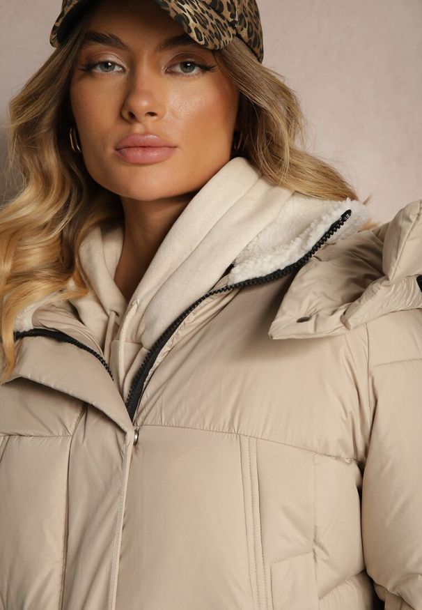 Renee - Jasnobeżowa Pikowana Kurtka z Kapturem z Możliwością Odpięcia Etineira. Typ kołnierza: kaptur. Kolor: beżowy. Materiał: jeans. Wzór: aplikacja. Styl: sportowy, klasyczny, elegancki