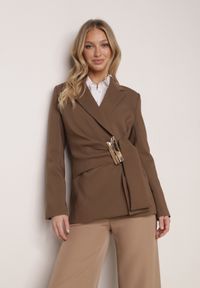 Born2be - Brązowa Taliowana Marynarka z Wiskozą z Marszczeniem i Aplikacją przy Wiązaniu Alyndra. Okazja: na spotkanie biznesowe, do pracy. Kolor: brązowy. Materiał: wiskoza. Wzór: aplikacja. Styl: biznesowy, elegancki, wizytowy #8