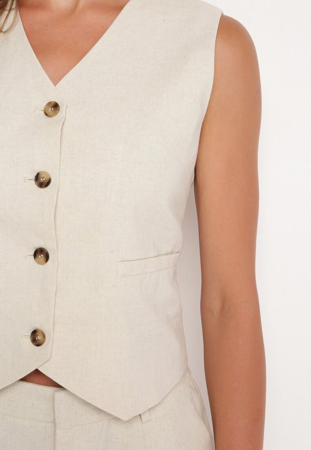 Born2be - Beżowa Bawełniana Kamizelka Garniturowa Zapinana na Guziki Tiamaire. Okazja: na co dzień. Kolor: beżowy. Materiał: bawełna. Wzór: aplikacja. Styl: elegancki, casual