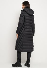 Born2be - Czarna Kurtka Pikowana o Długim Fasonie z Odpinanym Kapturem Reanora. Okazja: na co dzień, do pracy, na spacer. Kolor: czarny. Materiał: dzianina, jeans. Długość rękawa: długi rękaw. Długość: długie. Styl: casual #5