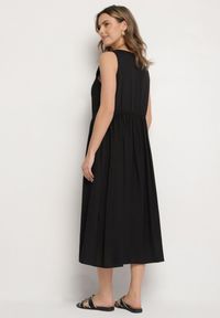 Born2be - Czarna Wiskozowa Sukienka o Rozkloszowanym Kroju z Guzikami Natesana. Okazja: na co dzień, na spacer. Kolor: czarny. Materiał: wiskoza. Typ sukienki: proste. Styl: casual #4