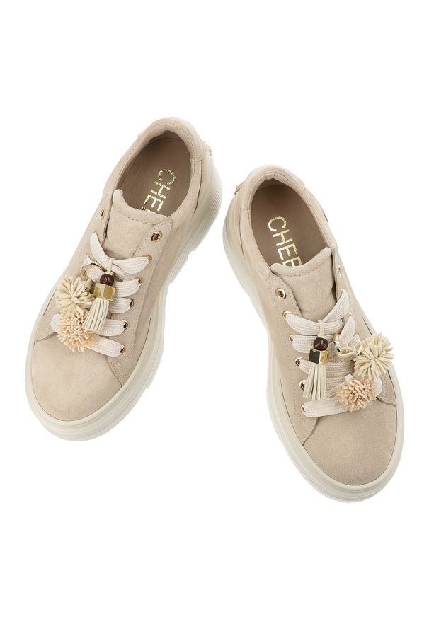 CheBello - Sneakersy damskie Chebello, ze skóry naturalnej na wysokiej platformie z klasycznym sznurowaniem i dekoracyjnymi chwostami, beżowe, 5002_-194-000-PSK. Okazja: na co dzień. Kolor: beżowy. Materiał: skóra. Szerokość cholewki: normalna. Obcas: na platformie. Styl: klasyczny