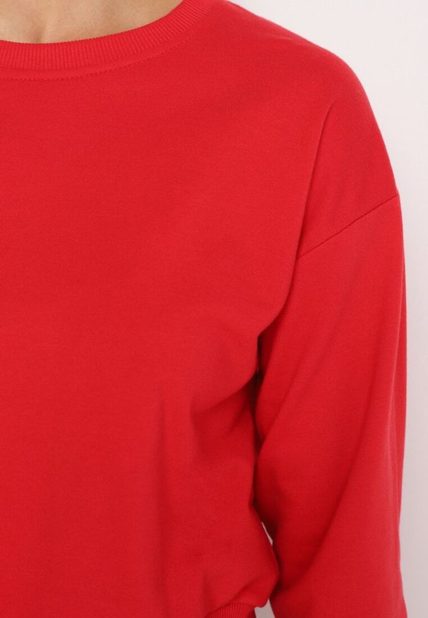 Born2be - Czerwona Bluza z Dodatkiem Bawełny Wykończona Ściągaczami Evilaya. Okazja: na co dzień. Kolor: czerwony. Materiał: bawełna. Długość rękawa: długi rękaw. Długość: długie. Styl: casual, sportowy