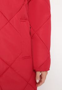 Born2be - Czerwona Kurtka Płaszcz z Geometrycznym Pikowaniem Johnatta. Kolor: czerwony. Wzór: geometria #4