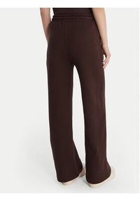 Guess Spodnie dresowe V6RB17 K9V31 Brązowy Regular Fit. Kolor: brązowy. Materiał: bawełna #4