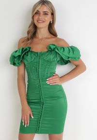 Born2be - Zielona Satynowa Sukienka Dopasowana z Bufiastym Rękawem Suse. Kolor: zielony. Materiał: satyna